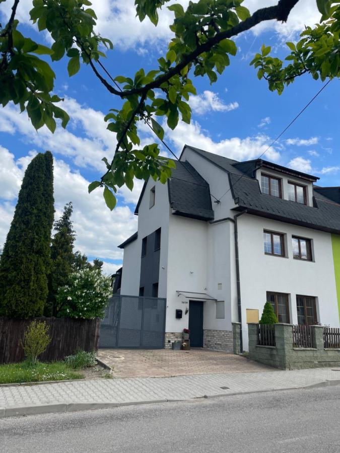 Apartment Dubnica Prejta 3 Dubnica nad Váhom Екстериор снимка